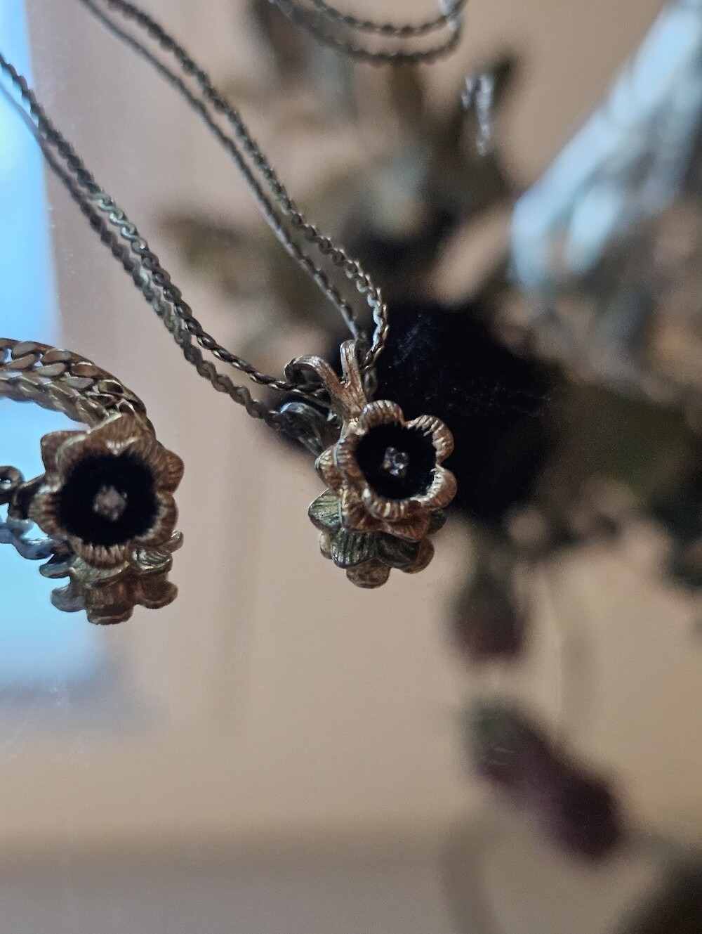 Nancy Meyers Style 90s Gold-Tone Flower Pendant Necklace and Ring Set